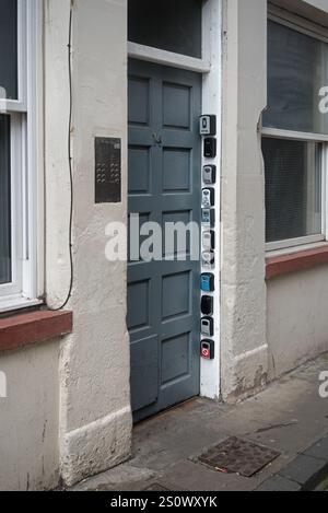 Elf Schlüsselsafes am Eingang zu einem Wohnblock in Edinburghs Altstadt. Stockfoto