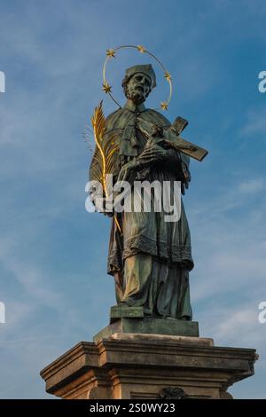 Skulptur des heiligen Johannes von Nepomuk, Schutzpatron der Tschechischen Republik, Karlsbrücke, Prag, Tschechische Republik, Tschechien. Werk von Jan Jiří Bendl aus dem 18. Jahrhundert Stockfoto