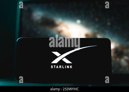 Starlink-Logo auf dem Bildschirm. Starlink-Satelliteninternet. Dezember 2024 Stockfoto