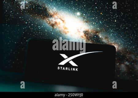 Starlink-Logo auf dem Bildschirm. Starlink-Satelliteninternet. Dezember 2024 Stockfoto