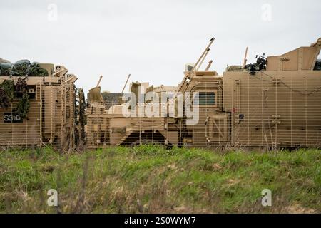 Nahaufnahme der getarnten britischen Armee 6x6 6-Rad-Mastiff schützte Patrouillenfahrzeuge bei einer militärischen Übung Stockfoto