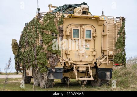 Nahaufnahme einer getarnten britischen Armee 6x6 6-Rad-Mastiff schützte Patrouillenfahrzeuge bei einer militärischen Übung Stockfoto