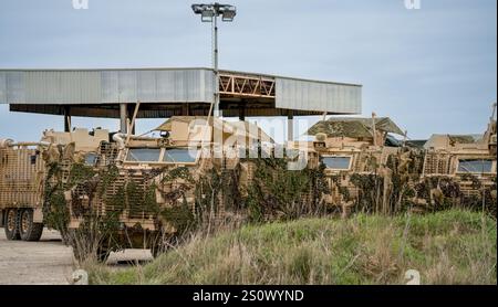 Nahaufnahme der getarnten britischen Armee 6x6 6-Rad-Mastiff schützte Patrouillenfahrzeuge bei einer militärischen Übung Stockfoto