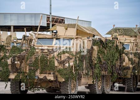 Nahaufnahme einer getarnten britischen Armee 6x6 6-Rad-Mastiff schützte Patrouillenfahrzeuge bei einer militärischen Übung Stockfoto