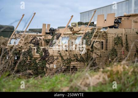 Nahaufnahme der getarnten britischen Armee 6x6 6-Rad-Mastiff schützte Patrouillenfahrzeuge bei einer militärischen Übung Stockfoto