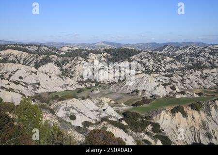 Blick auf Badlands, auch „Calanchi“ genannt, eine typische Felsformation in der Region Basilicata, Süditalien Stockfoto