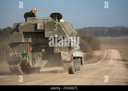 Eine gepanzerte selbstfahrende Haubitze der britischen Armee AS90 (AS-90 Braveheart Gun Equipment 155 mm L131) in Aktion Stockfoto