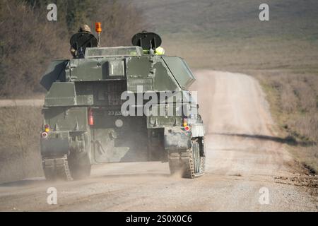 Eine gepanzerte selbstfahrende Haubitze der britischen Armee AS90 (AS-90 Braveheart Gun Equipment 155 mm L131) in Aktion Stockfoto