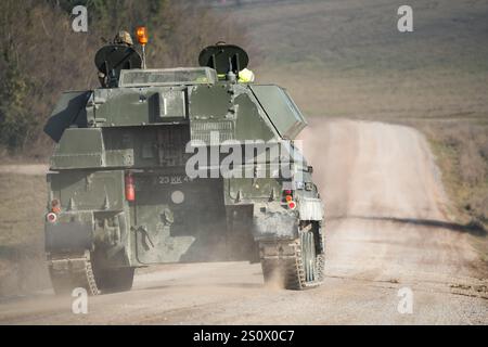 Eine gepanzerte selbstfahrende Haubitze der britischen Armee AS90 (AS-90 Braveheart Gun Equipment 155 mm L131) in Aktion Stockfoto