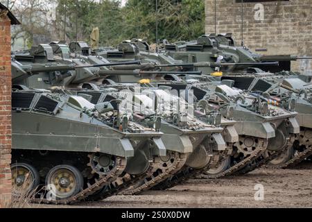 Nahaufnahme einer Reihe von fünf Panzern des britischen Armeekriegers FV510 Stockfoto