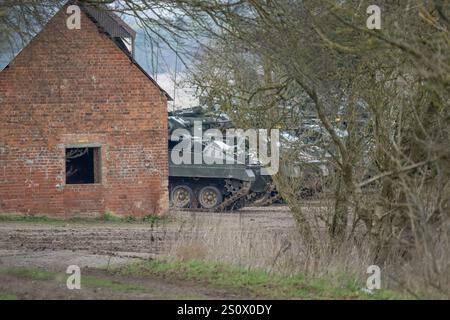 Nahaufnahme einer Reihe von fünf Panzern des britischen Armeekriegers FV510 Stockfoto