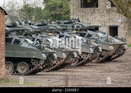 Nahaufnahme einer Reihe von fünf Panzern des britischen Armeekriegers FV510 Stockfoto