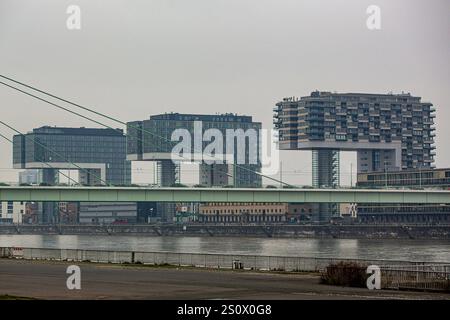 Als Kranhäuser wird die architektonische Gesamtheit der drei 61,60 bis 61,91 Meter hoch, 70,20 Meter langen und 33,75 m breiten Hochhäuser im Kölner Rheinauhafen in der Altstadt-Süd bezeichnet. Die Bauwerke sind eine moderne Interpretation, des 1924 geschaffenen Wolkenbügels des russischen Avantgardisten El Lissitzky Kranhäuser *** das architektonische Ensemble der drei 61,60 bis 61,91 Meter hohen, 70,20 Meter langen und 33,75 Meter breiten Wolkenkratzer im Colognes Rheinauhafen in der Altstadt Süd ist bekannt als Kranhäuser Kranhäuser Kranhäuser die Gebäude sind eine moderne Interpretation der Wolke Stockfoto