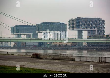Als Kranhäuser wird die architektonische Gesamtheit der drei 61,60 bis 61,91 Meter hoch, 70,20 Meter langen und 33,75 m breiten Hochhäuser im Kölner Rheinauhafen in der Altstadt-Süd bezeichnet. Die Bauwerke sind eine moderne Interpretation, des 1924 geschaffenen Wolkenbügels des russischen Avantgardisten El Lissitzky Kranhäuser *** das architektonische Ensemble der drei 61,60 bis 61,91 Meter hohen, 70,20 Meter langen und 33,75 Meter breiten Wolkenkratzer im Colognes Rheinauhafen in der Altstadt Süd ist bekannt als Kranhäuser Kranhäuser Kranhäuser die Gebäude sind eine moderne Interpretation der Wolke Stockfoto