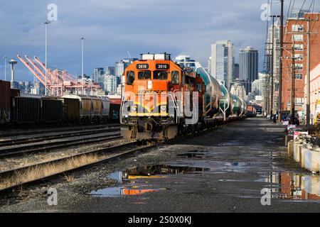 Seattle, WA, USA - 16. Dezember 2024; BNSF-Güterzug im Seattle Industrial District mit Boeing 737 Rumpf Stockfoto