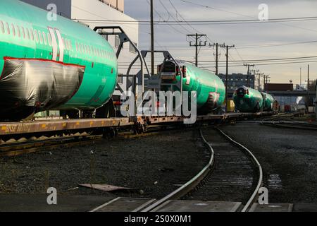 Seattle, WA, USA - 16. Dezember 2024; Boeing 737-Flugzeugrumpf mit BNSF im Güterzug Stockfoto