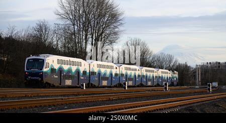 Seattle - 16. Dezember 2024; Sound Transit Sounder Pendlerzug, der mehrere Gleise in Richtung Süden fährt Stockfoto