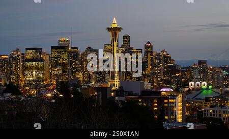 Seattle, WA, USA - 16. Dezember 2024; Gebäudebeleuchtung im Winter leuchtet am frühen Abend auf der Skyline von Seattle Stockfoto