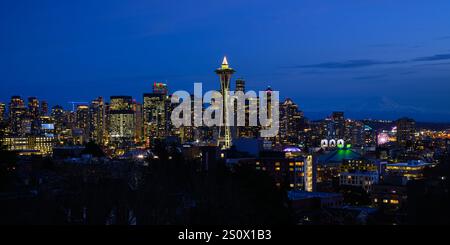 Seattle - 16. Dezember 2024; Blue Hour an der Skyline von Seattle mit Space Needle und Wolkenkratzern Stockfoto