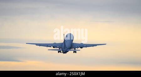 Everett, WA, USA - 20. Dezember 2024; Boeing KC-46A Pegasus 767 Militärtanker starten vom Heck Stockfoto