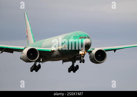 Everett, WA, USA - 12. Dezember 2024; Vorlackierung des Boeing 777F Frachters für China Southern Cargo auf Testflug Stockfoto