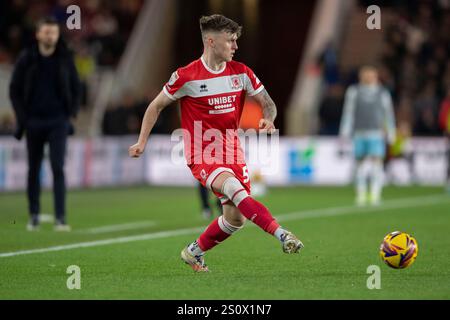 Ben Doak von Middlesbrough gibt den Ball beim Sky Bet Championship-Spiel zwischen Middlesbrough und Burnley im Riverside Stadium, Middlesbrough, am Sonntag, den 29. Dezember 2024. (Foto: Trevor Wilkinson | MI News) Credit: MI News & Sport /Alamy Live News Stockfoto