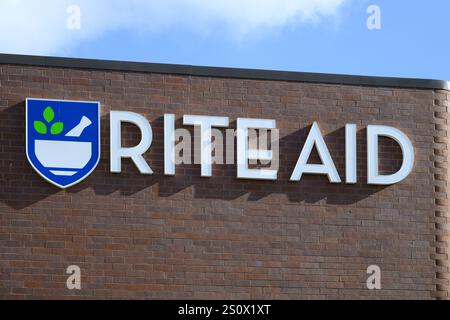 Mount Vernon, WA, USA - 9. Februar 2024; Ziegelwand für Rite Aid mit Logo einer amerikanischen Drogerie Stockfoto