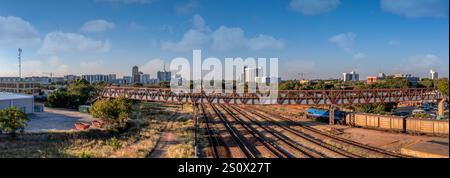 Blick von den Bahngleisen, die zum zentralen Geschäftsviertel Gaborone, Botswana führen, Zug fährt Stockfoto