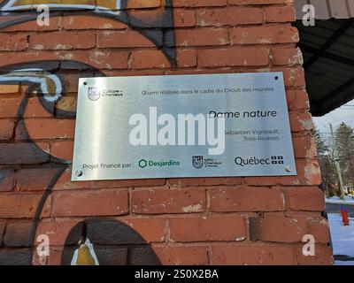 Informationsschild für das Wandbild von Mutter Natur in der Feuerhalle in Sainte-Anne-de-la-Pérade, Quebec, Kanada Stockfoto