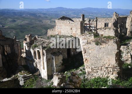 Blick auf die verlassene Stadt Craco, eine Geisterstadt in Basilicata, Süditalien Stockfoto