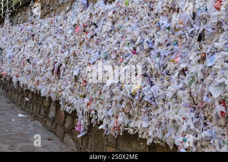 Türkei, Turkiye. Christlich-religiöse Destination: Wishing Wall in der Nähe des letzten Hauses der Jungfrau Maria. Gebete oder Absichten, die auf dem Wunsch liegen Stockfoto