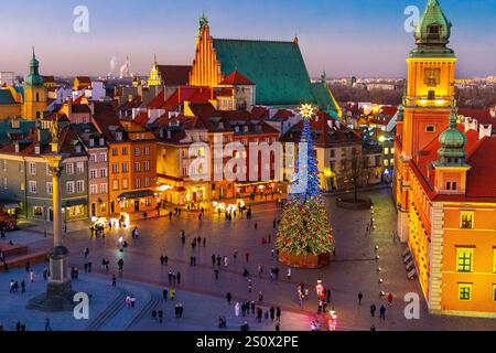 Schlossplatz (Plac Zamkowy) der Altstadt (Stare Miasto) zur Weihnachtszeit, Warschau, Polen Stockfoto