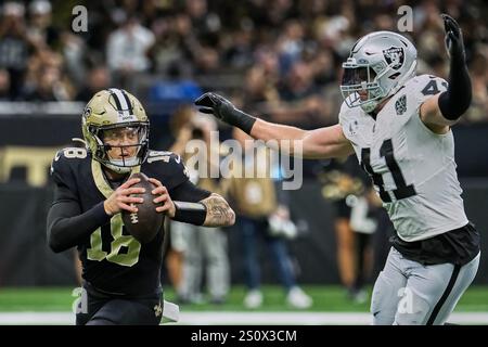 New Orleans, Louisiana, USA. Dezember 2024. (Von links nach rechts) der New Orleans Saints Quarterback Spencer Rattler versucht zu vermeiden, dass er während eines NFL-Spiels am 29. Dezember 2024 in New Orleans, Louisiana, USA, vom Linebacker Robert Spillane der Las Vegas Raiders geplündert wird. Die Raiders besiegten die Heiligen 25-10. (Kreditbild: © Dan Anderson/ZUMA Press Wire) NUR REDAKTIONELLE VERWENDUNG! Nicht für kommerzielle ZWECKE! Stockfoto
