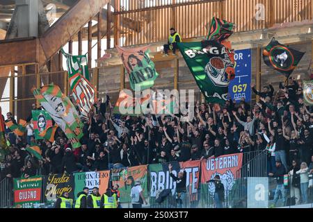 Neapel, Italien. Dezember 2024. Fans des FC Venezia beim Spiel der Serie A zwischen dem SSC Napoli und dem FC Venezia im Diego Armando Maradona Stadium in Neapel, Italien am 29. Dezember 2024. Quelle: Nicola Ianuale/Alamy Live News Stockfoto