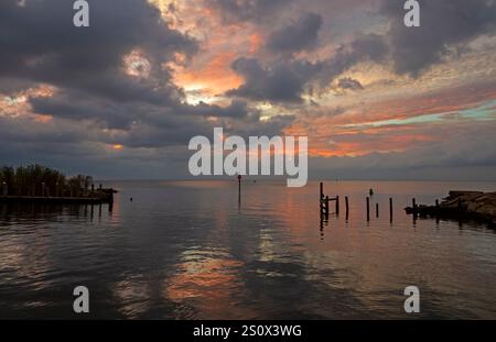 Sonnenuntergang an der Mobile Bay in Fairhope, Alabama. In den Gewässern der Mobile Bay im Süden von Alabama gibt es häufig brillante Sonnenuntergänge. Fairhope Marina ist auf Stockfoto