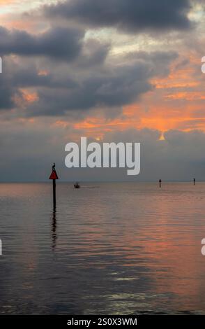 Sonnenuntergang an der Mobile Bay in Fairhope, Alabama. In den Gewässern der Mobile Bay im Süden von Alabama gibt es häufig brillante Sonnenuntergänge. Fairhope Marina ist auf Stockfoto
