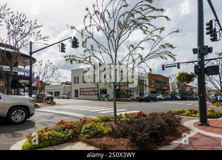 Die geschäftige Stadt Fairhope, Alabama, ist bei Touristen und wohlhabenden Pendlern beliebt. Das Haupteinkaufsviertel in der Innenstadt hat viele Parkplätze und Attra Stockfoto