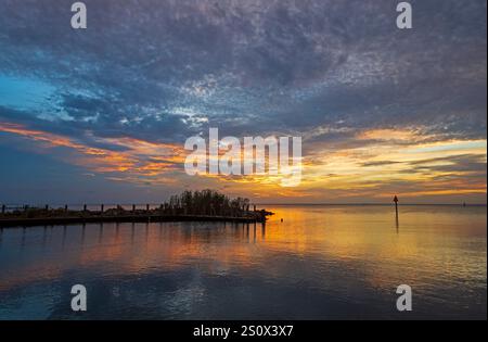 Sonnenuntergang an der Mobile Bay in Fairhope, Alabama. In den Gewässern der Mobile Bay im Süden von Alabama gibt es häufig brillante Sonnenuntergänge. Fairhope Marina ist auf Stockfoto
