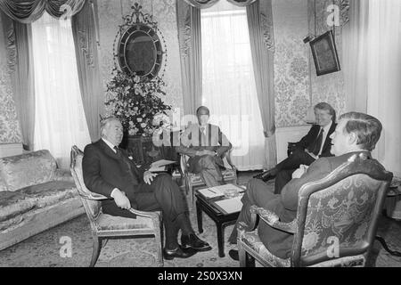 Aktenfoto vom 05/77: Premierminister James Callaghan (von links nach rechts), französischer Präsident Giscard d-Estaing, US-Präsident Jimmy Carter und Bundeskanzler Helmut Schmidt während des Gipfeltreffens der sieben Nationen in der Downing Street 10. Carter, der 39. Präsident der Vereinigten Staaten, ist im Alter von 100 Jahren gestorben. Ausgabedatum: Sonntag, 29. Dezember 2024. Stockfoto