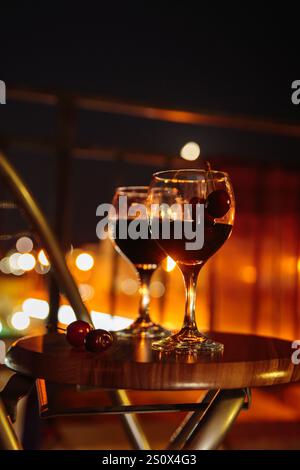 Zwei schwarze Kirschgetränke auf dem Balkon Stockfoto