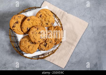 Schokoladen-Chip-Cookies in einem Drahtkorb mit Platz zum Kopieren Stockfoto