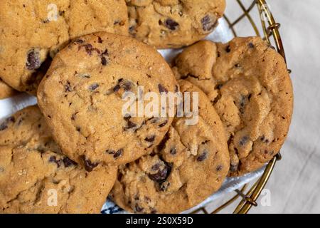 Schokoladen-Chip-Cookies in einem Drahtkorb Stockfoto