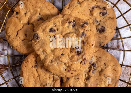 Schokoladen-Chip-Cookies in einem Drahtkorb Stockfoto