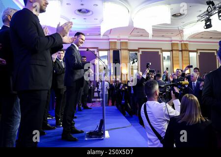 Zagreb, Kroatien. Dezember 2024. Der Präsidentschaftskandidat Dragan Primorac spricht auf der Bühne, nachdem er am 29. Dezember 2024 in der zweiten Runde der kroatischen Präsidentschaftswahlen in seiner Wahlkampfzentrale im Hotel Westin in Zagreb (Kroatien) teilgenommen hat. Foto: Matija Habljak/PIXSELL Credit: Pixsell/Alamy Live News Stockfoto