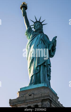 Freiheitsstatue aus nächster Nähe am Fuße von Liberty Island, New York City Stockfoto