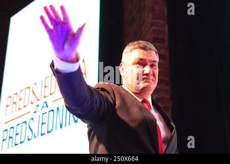 Zagreb, Kroatien. Dezember 2024. Der kroatische Präsident und Präsidentschaftskandidat Zoran Milanovic spricht auf der Bühne, nachdem er in der zweiten Runde der kroatischen Präsidentschaftswahlen am 29. Dezember 2024 in seinem Wahlkampfsitz in Zagreb (Kroatien) teilgenommen hat. Foto: Goran Stanzl/PIXSELL Credit: Pixsell/Alamy Live News Stockfoto