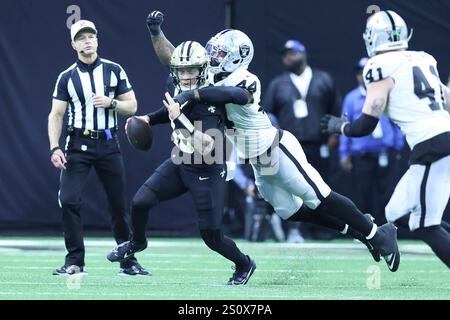 New Orleans, Usa. Dezember 2024. Las Vegas Raiders Defensive End K’Lavon Chaisson (44) entführt den New Orleans Saints Quarterback Spencer Rattler (18) während eines National Football League-Wettbewerbs im Caesars Superdome am Sonntag, den 29. Dezember 2024 in New Orleans, Louisiana. (Foto: Peter G. Forest/SIPA USA) Credit: SIPA USA/Alamy Live News Stockfoto