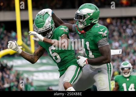 Philadelphia, Usa. Dezember 2024. Philadelphia Eagles Wide Receiver DeVonta Smith (6) feiert seinen Touchdown mit Wide Receiver A.J. Brown (11) während des vierten Quartals der NFL-Aktion im Lincoln Financial Field in Philadelphia am Sonntag, den 29. Dezember 2024. Die Eagles gewannen mit 41:7. Foto: Laurence Kesterson/UPI Credit: UPI/Alamy Live News Stockfoto