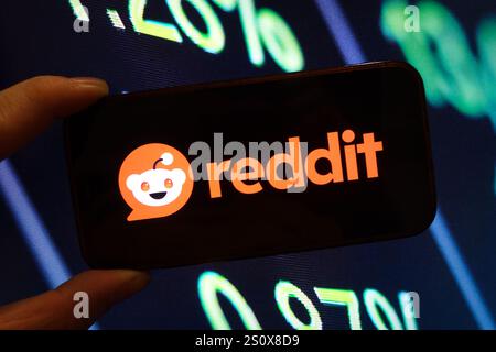 Polen. Dezember 2024. In dieser Abbildung wird das Firmenlogo von Reddit auf einem Smartphone angezeigt. (Credit Image: © Piotr SWAT/SOPA Images via ZUMA Press Wire) NUR REDAKTIONELLE VERWENDUNG! Nicht für kommerzielle ZWECKE! Stockfoto