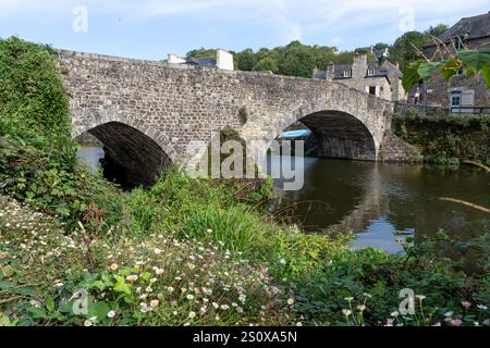 Eine alte Steinbrücke aus dem 11. Jahrhundert, Le vieux pont, über den Fluss Rance im Hafen von Dinan, Bretagne, Frankreich Stockfoto